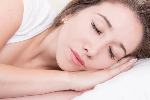 Atractiva joven en la cama — Foto de Stock