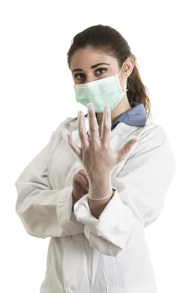 Jeune femme médecin portant des gants et un masque — Photo