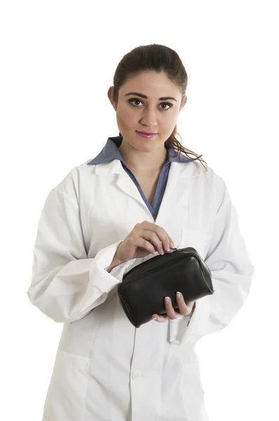 Jonge mooie vrouwelijke arts die een zak — Stockfoto