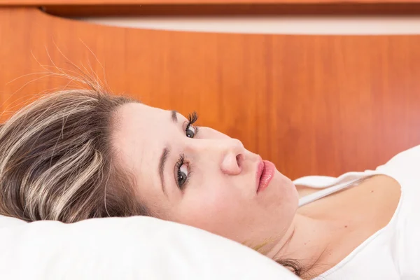 Menina bonita deitada na cama — Fotografia de Stock