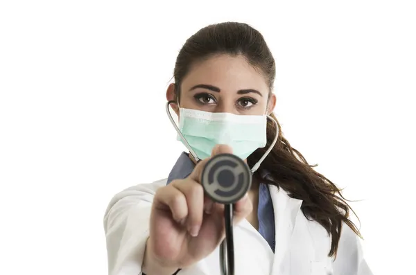 Jovem médico bonita usando uma máscara e segurando estetoscópio — Fotografia de Stock