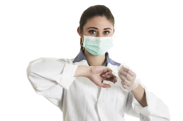 Giovane medico donna indossa guanti e maschera — Foto Stock