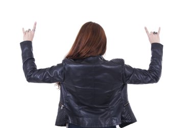 deri ceket ve güneş gözlüğü takmış çekici rockçı kız