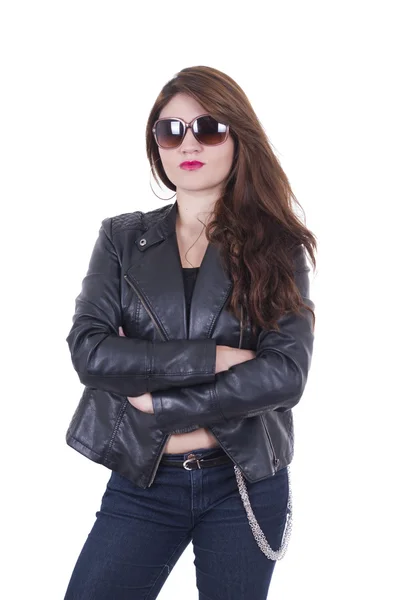 Schöne junge Rockermädchen trägt Lederjacke und posiert — Stockfoto