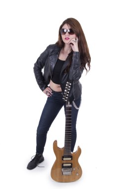 elektro gitar ile poz güzel asi genç kız
