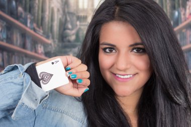 genç ve güzel esmer kadın destesi ile poz