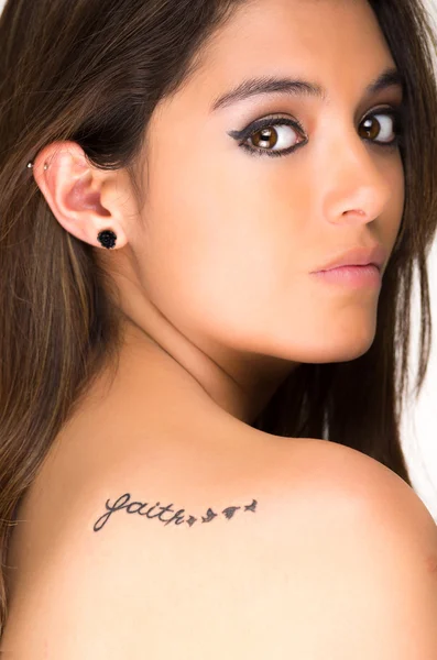 Portrait de belle fille avec la foi tatoo sur le dos — Photo