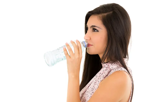 Mooi meisje drinkwater uit een plastic fles — Stockfoto