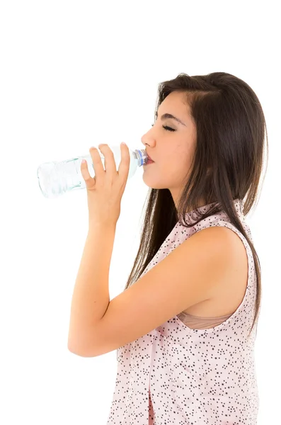 Krásná mladá dívka pitnou vodu z plastové láhve — Stock fotografie
