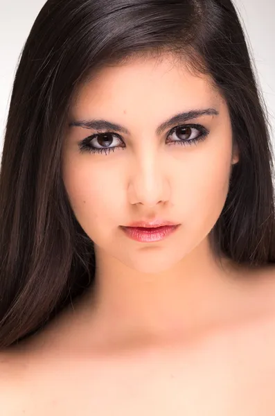 Closeup portrait of beautiful young brunette girl posing — Stock Photo, Image