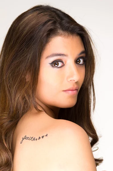 Porträtt av vacker flicka med tro tatuering på ryggen — Stockfoto