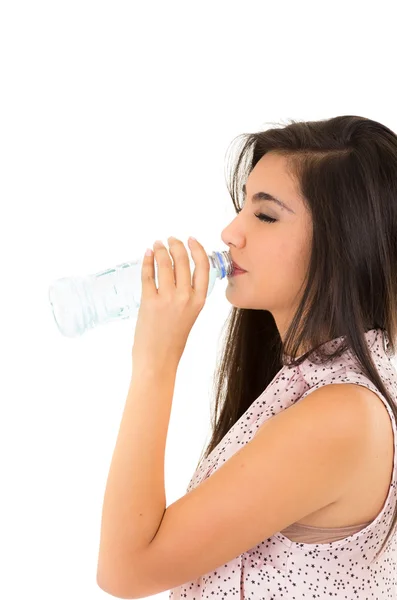Hermosa niña bebiendo agua de una botella de plástico — Foto de Stock