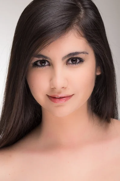 Closeup portrait of beautiful young brunette girl posing — Stock Photo, Image