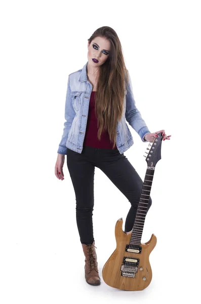 Schönes Rockermädchen mit E-Gitarre — Stockfoto