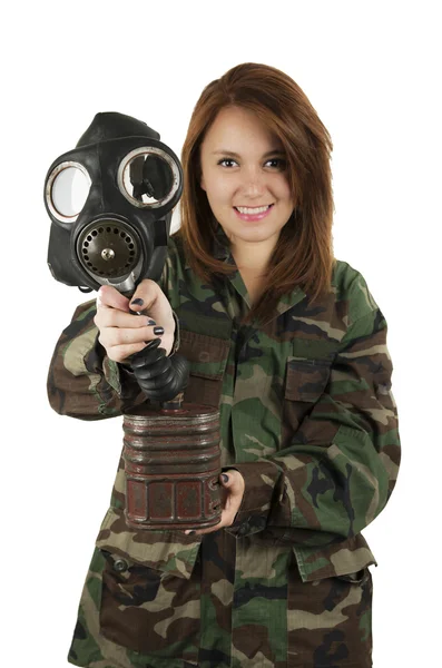 Giovane donna militare con maschera antigas — Foto Stock