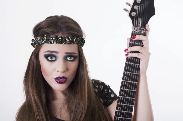 Menina punk roqueiro bonita com maquiagem colorida segurando guitarra elétrica — Fotografia de Stock