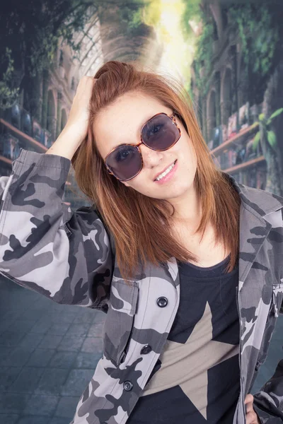 Jovem menina feliz vestindo uniforme militar e óculos de sol — Fotografia de Stock