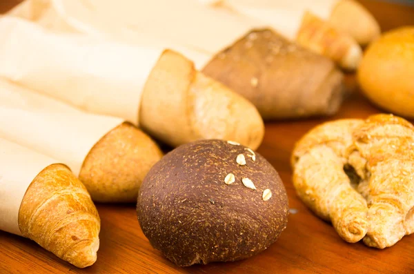 Primeros planos deliciosas variedades de pan fresco —  Fotos de Stock