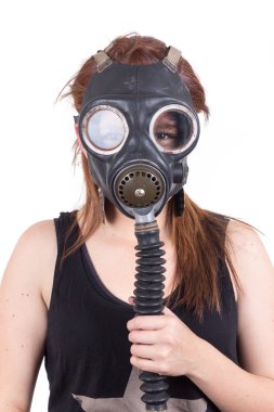 genç kız giyiyor gaz maskesi