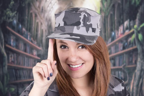 Chica orgullosa bastante confiada en uniforme militar —  Fotos de Stock