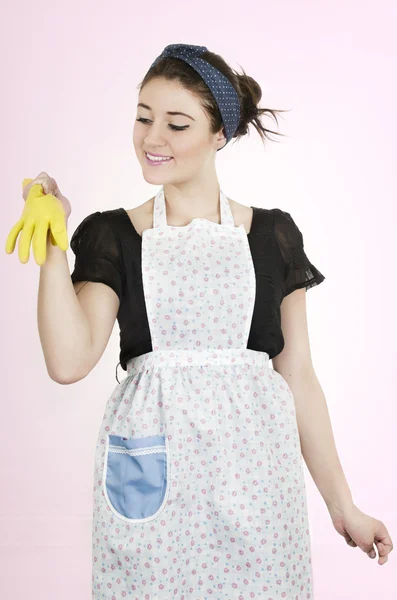 Jonge mooie hispanic meid handschoenen en schort dragen — Stockfoto