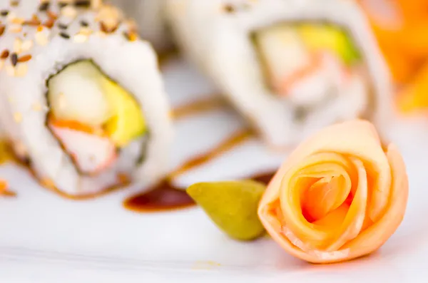 Вкусные суши-роллы на тарелке — стоковое фото