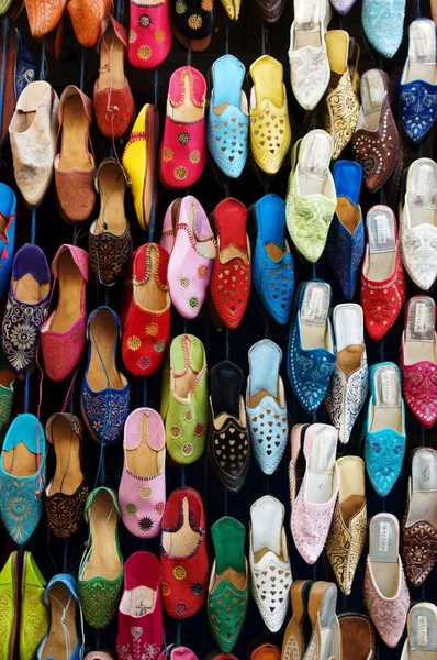 Zapatos de mujer coloridos en un mercado en Marruecos —  Fotos de Stock