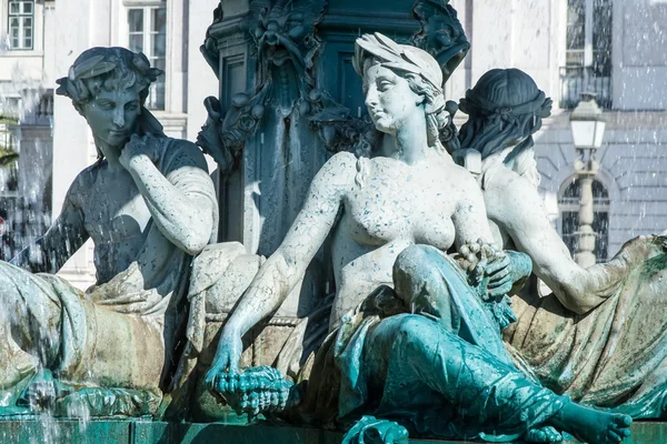 Sculpturi pe o fântână din Piața Rossio din Lisabona, Portugalia — Fotografie, imagine de stoc