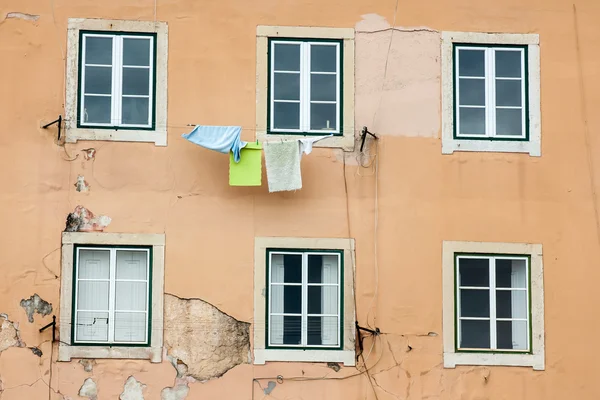 Portugese tegels decoreren de muren van een huis in Lissabon, portugal — Stockfoto