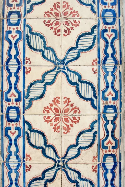 Carreaux portugais décorant les murs d'une maison à Lisbonne, Portugal — Photo