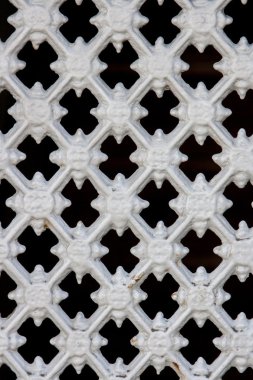 siyah bir arka plan beyaz boya demir ızgara