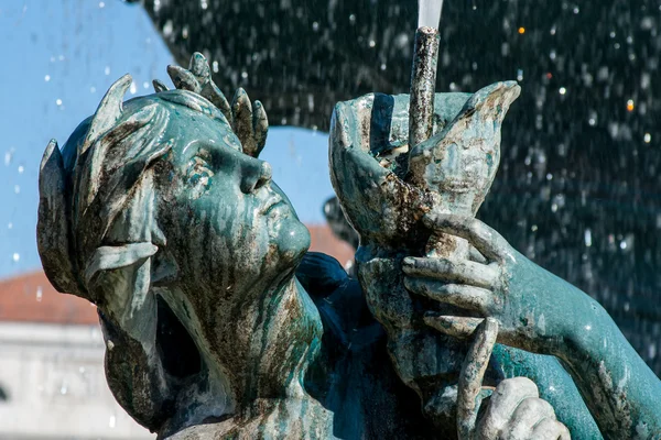 Um fragmento da estátua que decora a fonte do Rossio em Lisboa — Fotografia de Stock