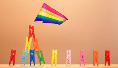 İnsanlar şeklinde mandallar, LGBT topluluğunun gösterimi .