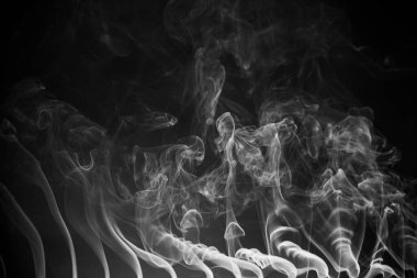 Karanlık bir arkaplanda soyut duman .