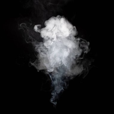 Karanlık bir arka planda soyut duman. İzole edilmiş .