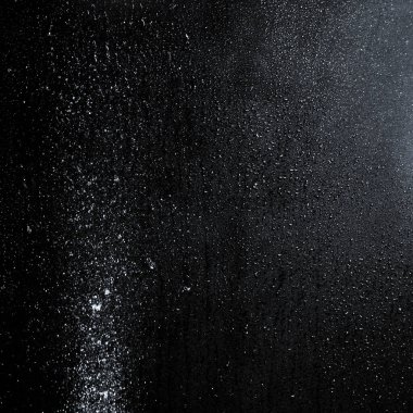 Sudaki hava kabarcıkları siyah arkaplanda izole edilmiş.