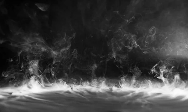 煙の動き 黒の背景に抽象的な白い煙 — ストック写真