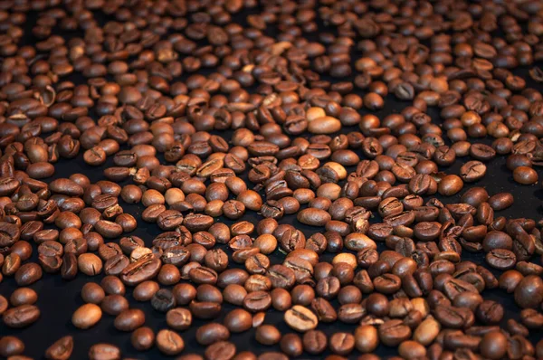 Жареный Кофе Зернах Черном Фоне — стоковое фото