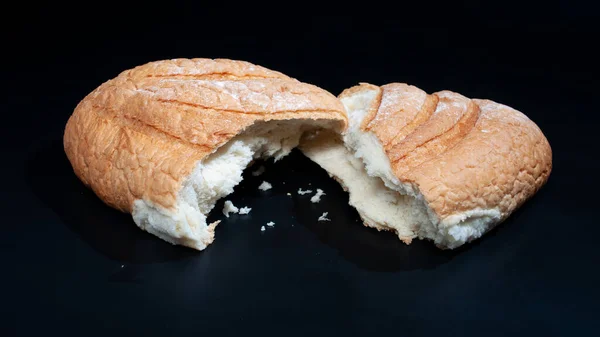 Хліб Двох Половинок Чорному Тлі — стокове фото