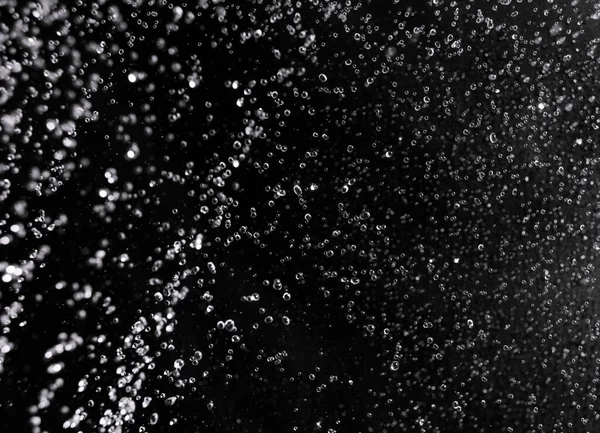 Bolhas de ar na água isolada sobre fundo preto — Fotografia de Stock