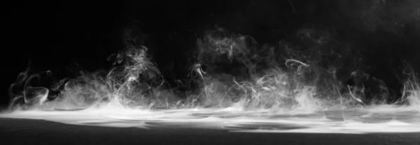 暗い背景に抽象的な煙。隔離。 . — ストック写真