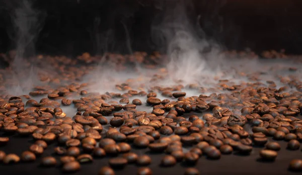 Rostade Kaffebönor Svart Bakgrund Med Ånga Stockfoto