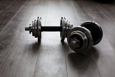 dumbells ahşap zemin üzerinde