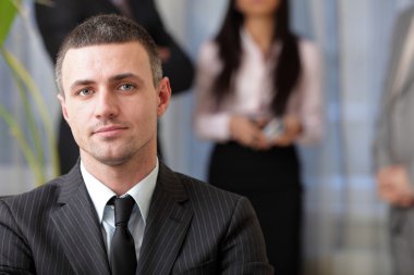 Kendinden emin bir iş adamının portresi