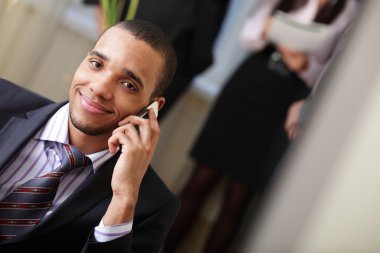 mutlu Afrikalı-Amerikalı işadamı telefon