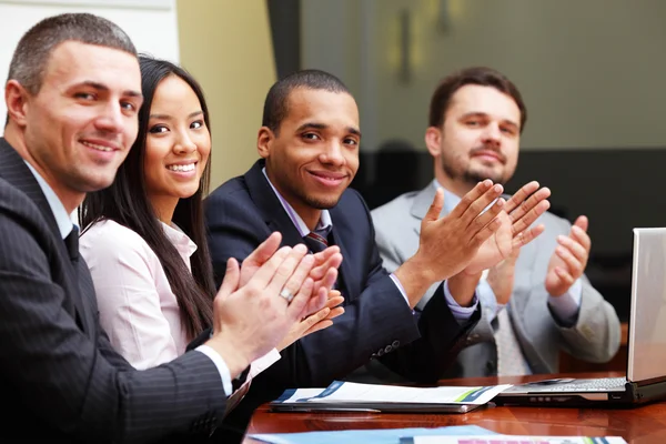 Grupo empresarial multiétnico le saluda con aplausos — Foto de Stock