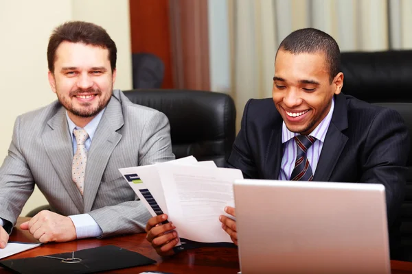 Twee businesspartners een grapje tijdens het werken met documenten — Stockfoto