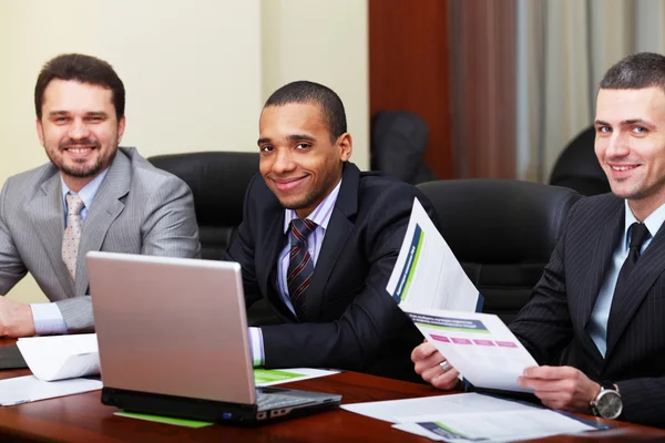 Equipo de negocios multiétnicos en una reunión — Foto de Stock