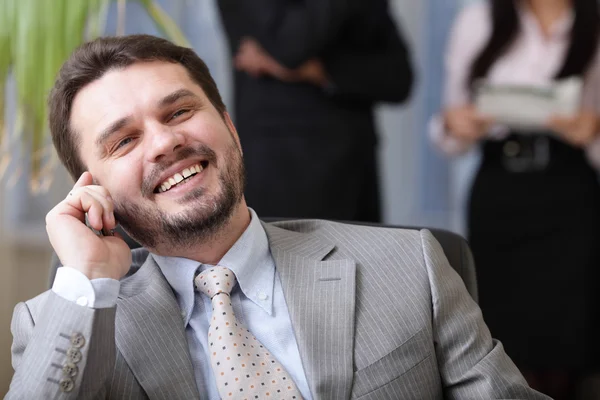 Lachen uitvoerende zakenman aan de telefoon — Stockfoto