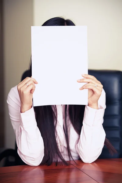 Affärskvinna som håller en plats för copyspace framför hennes ansikte — Stockfoto